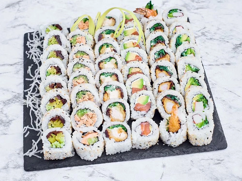 Pomysły na sushi menu na imprezę domową. Jak skomponować zestaw na urodziny i spotkanie z przyjaciółmi?