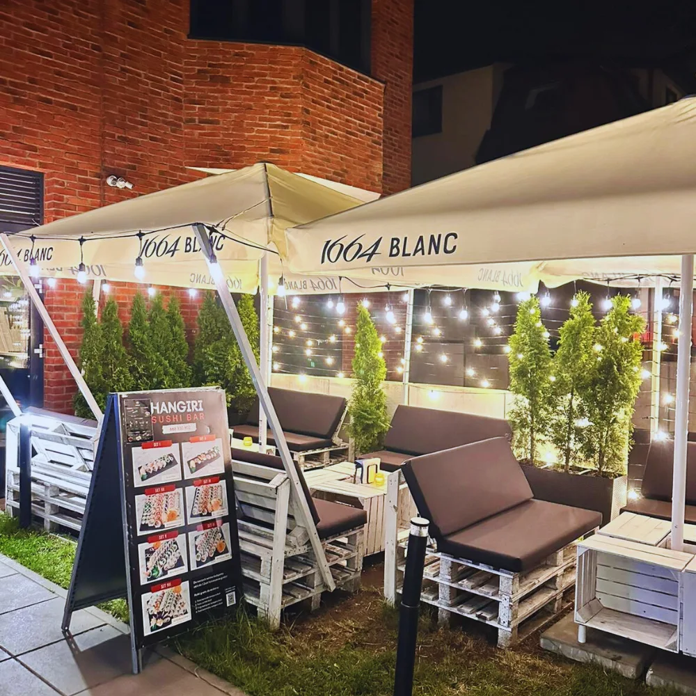 Klimatyczny ogródek gdzie można zjeść sushi w Warszawie